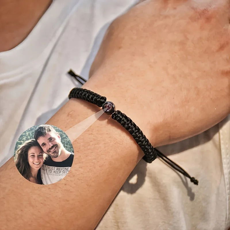 Håndvævet snørearmbånd med fotoprojektion i sort båret om håndleddet med et parbillede