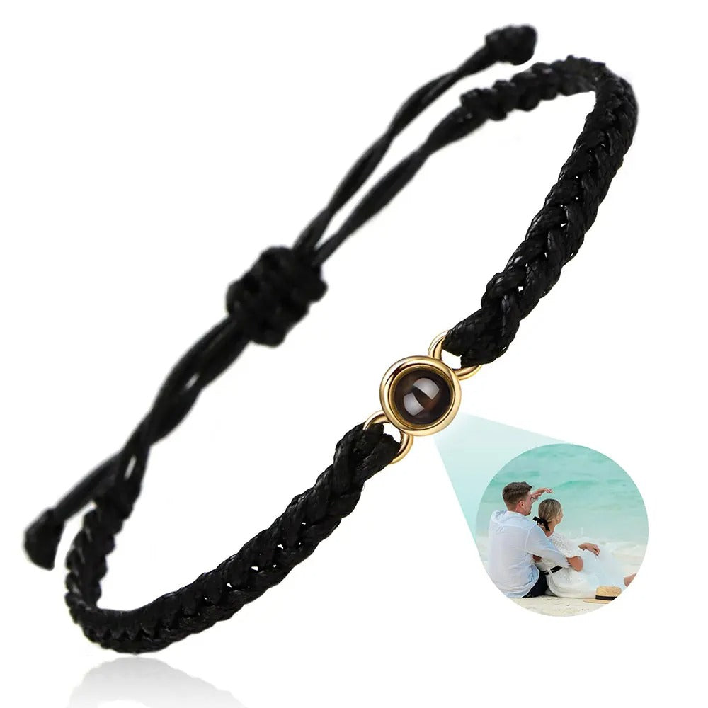 Schwarzes geflochtenes Fotoprojektions-Armband mit goldener Fassung und Paarfoto