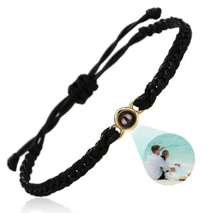 Schwarzes geflochtenes Fotoprojektions-Armband mit goldener Fassung und Paarfoto