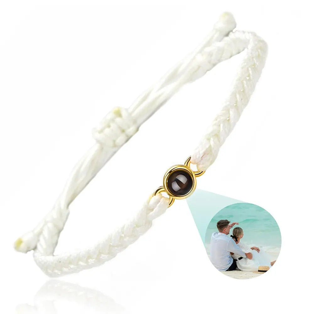 Weißes geflochtenes Fotoprojektions-Armband mit goldener Fassung und Paarfoto